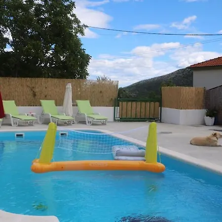 Villa With Swimming Pool And Game Room Tugare Kültér fotó